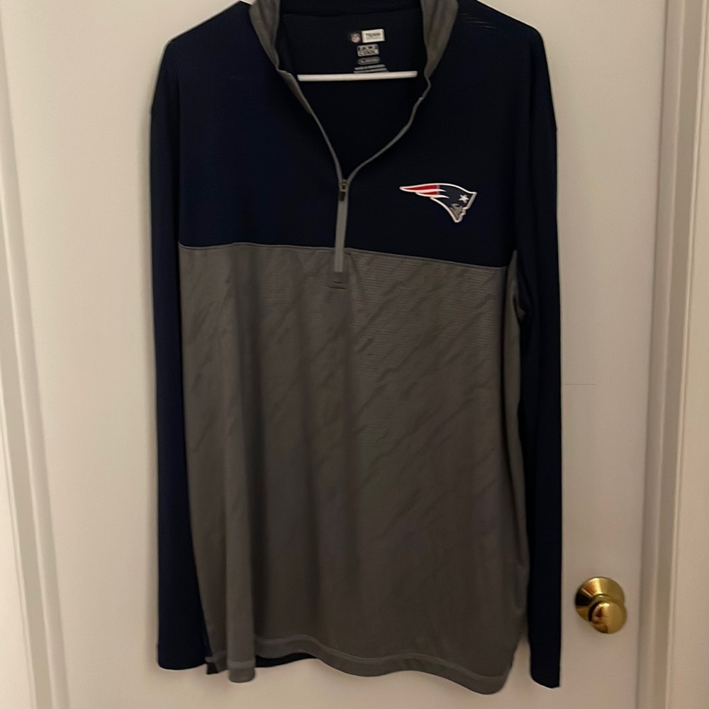 Men’s Patriots half zip light weight pullover.